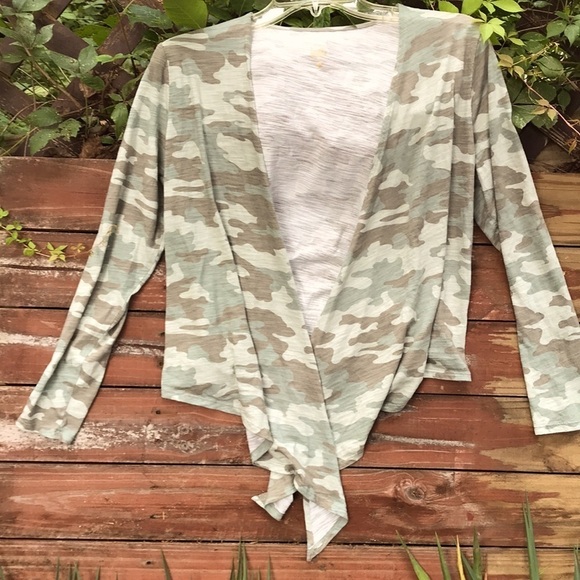 BELLE by KIM GRAVEL CAMO LONG SLEEVE OPEN TOP TIES AT BELLY SIZE SMALL - Picture 3 of 7